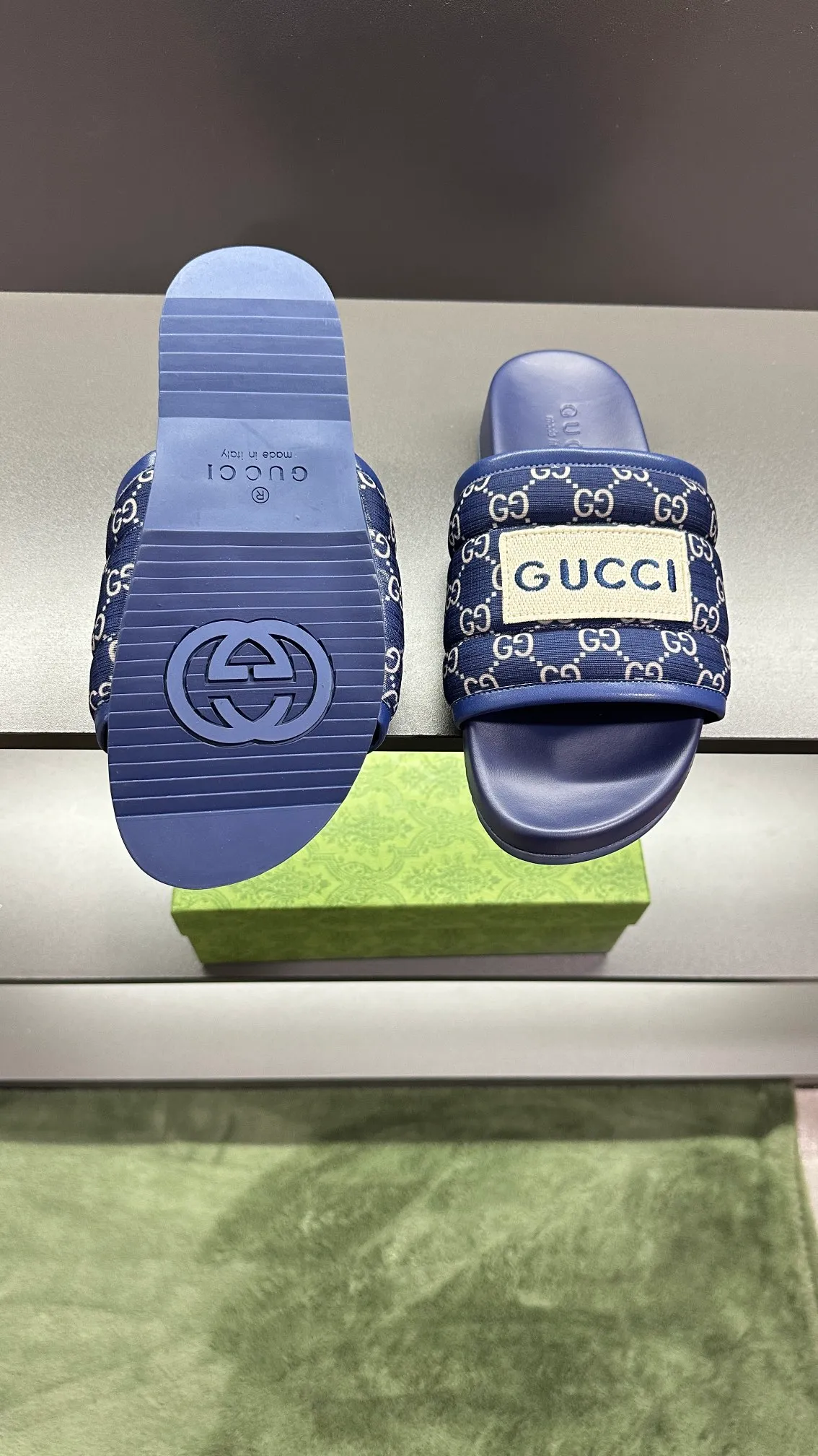 [G Family Couple Style] P: 300💰Female size 36~40 Men's size 39~45, (46. Custom-made Unisex GG slippers This slipper is made of GG polyester fiber and is decorated with a Gucci label on the front, adding a striking logo feel to the style. Beige GG recycled polyester fiber Unisex leather trim "Gucci Made in Italy" embroidered label Rubber sole Flat Made in Italy